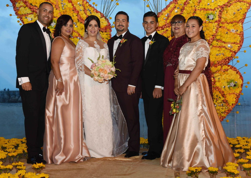 La familia del novio se une a la tradicional foto.