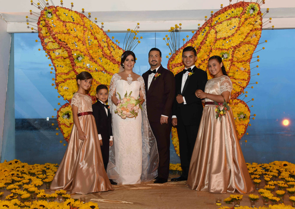 De izquierda a derecha, Shalian e Isaac Hernández junto a su madre, Rebeca Cintrón junto a Carlos Ortiz y sus hijos Carlos y Kiarah.