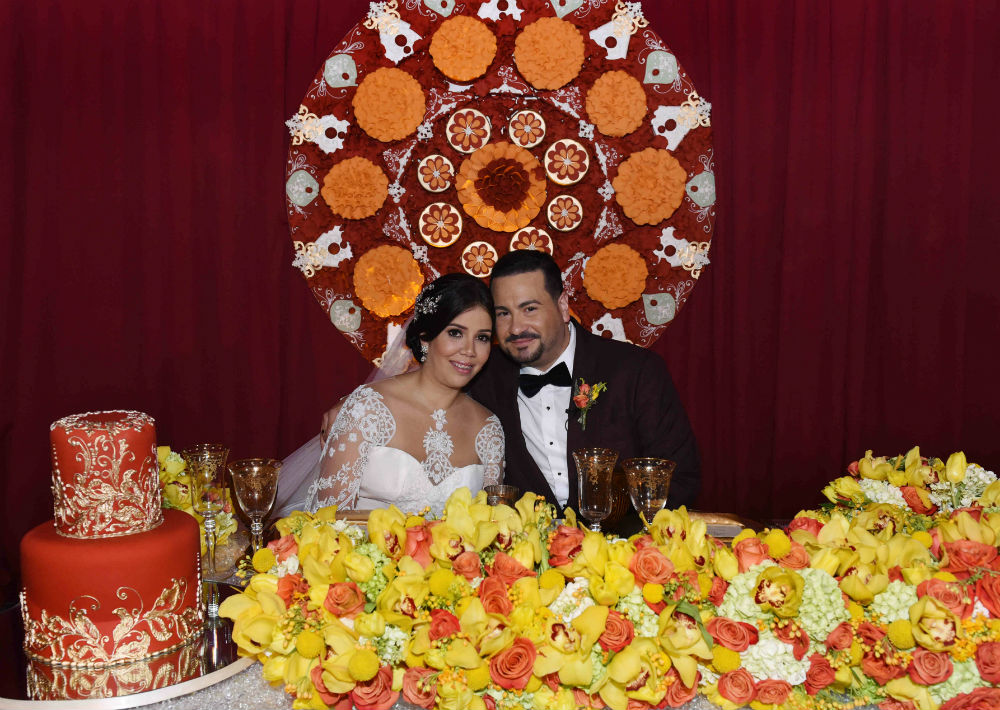 El salón Atlántico de La Concha Resort fue decorado con cerca de mil girasoles, más de 3,000 rosas, tulipanes, orquídeas, “spray roses” y dalias.