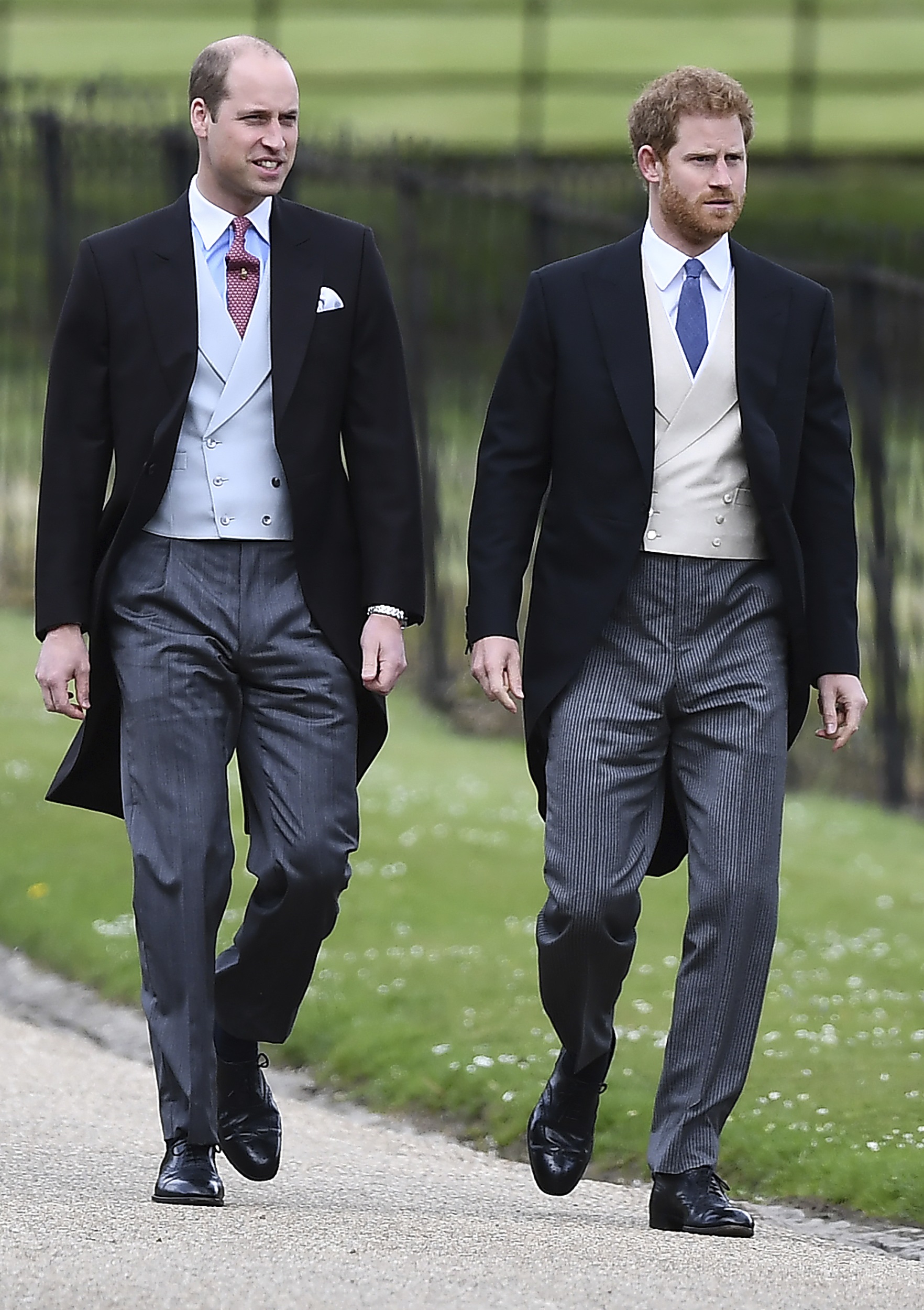 El príncipe Guillermo de Inglaterra a su llegada junto a su hermano Harry. (Justin Tallis/Pool via AP)