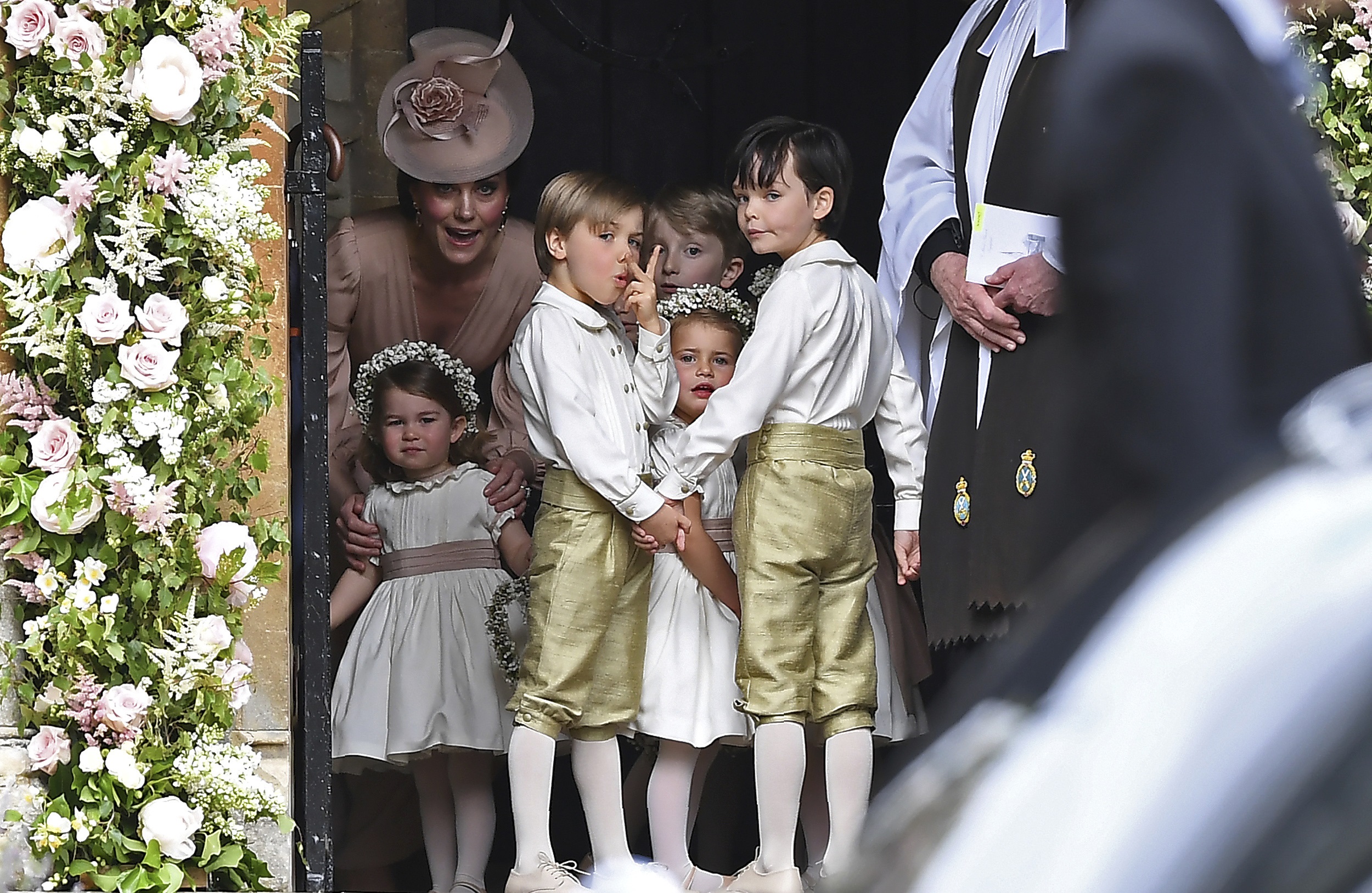 Los pequeños también lucieron sus mejores galas. En la foto, la duquesa de Cambridge con sus hijos Carlota y Jorge. (Justin Tallis/Pool via AFP)