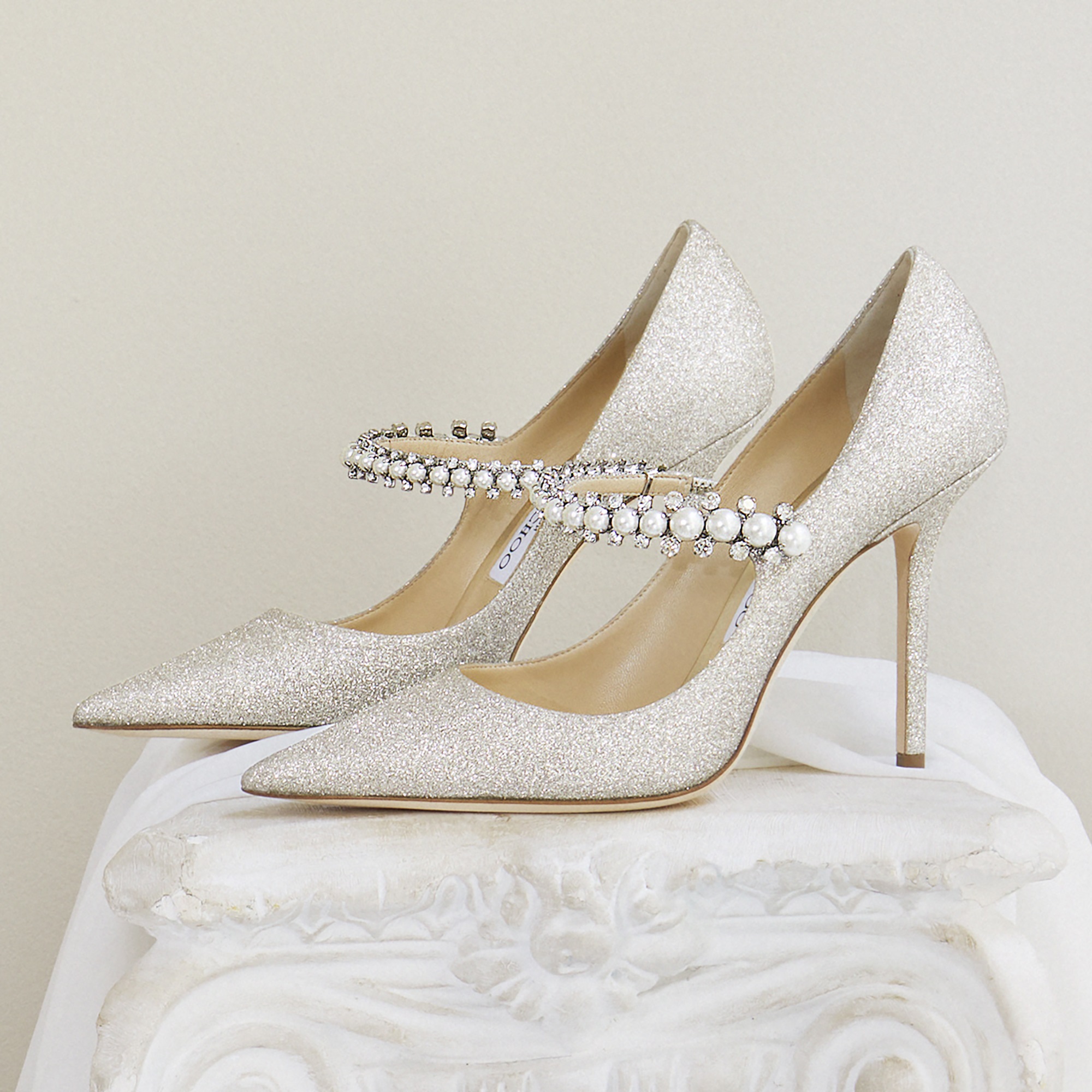 “Pumps” con detalles en cristales y perlas, modelo Baily 100, de Jimmy Choo (Suministrada)