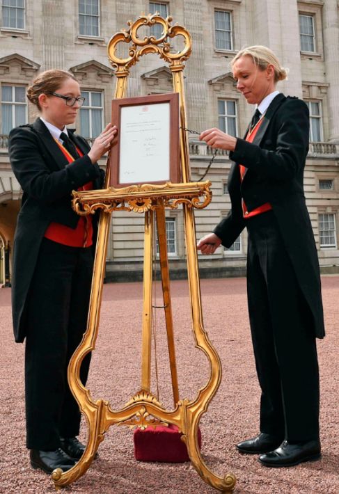Se coloca un aviso en un caballete anunciando el nacimiento del nuevo bebé real, en la explanada del Palacio de Buckingham, en Londres. (AP)