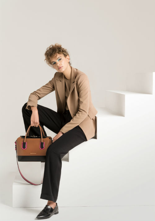 Pantalón y chaqueta: El atemporal traje sastre de pantalón vuelve a posicionarse como opción para la oficina. Chanel lo presentó para otoño con en texturas lujosas y con complementos muy finos, mientras para el “Pre-fall”, casas como Boss y Giorgio Armani los sugirieron con líneas más simples y siempre monocromático. (WGSN)