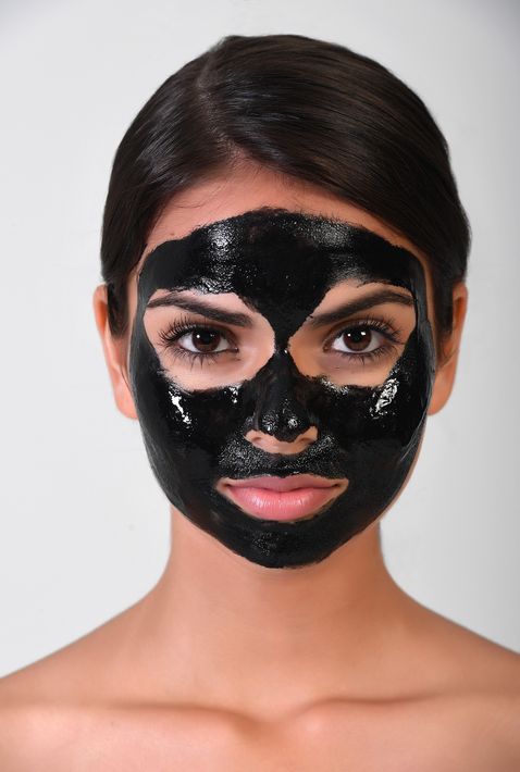 PASO 1- Toma una brocha y aplica sobre las zonas que desees tratar. Puedes aplicar la mascarilla por todo tu rostro si lo deseas pero evita colocarla sobre el contorno de los ojos.