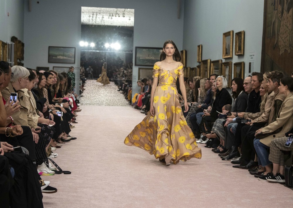 En la pasarela se destacó el uso del amarillo mostaza, verde musgo, varios tonos de rosa y, por supuesto, el blanco y el negro. (Foto: AP)