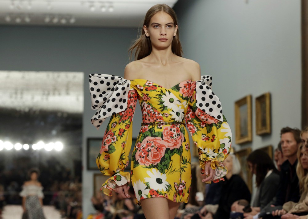 Gordon apostó por estampados florales, lunares, volantes y voluminosas mangas para decorar sus prendas. (Foto: AP)