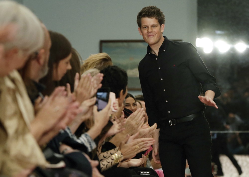 El director creativo, Wes Gordon, fue muy aplaudido por la audiencia. (Foto: AP)