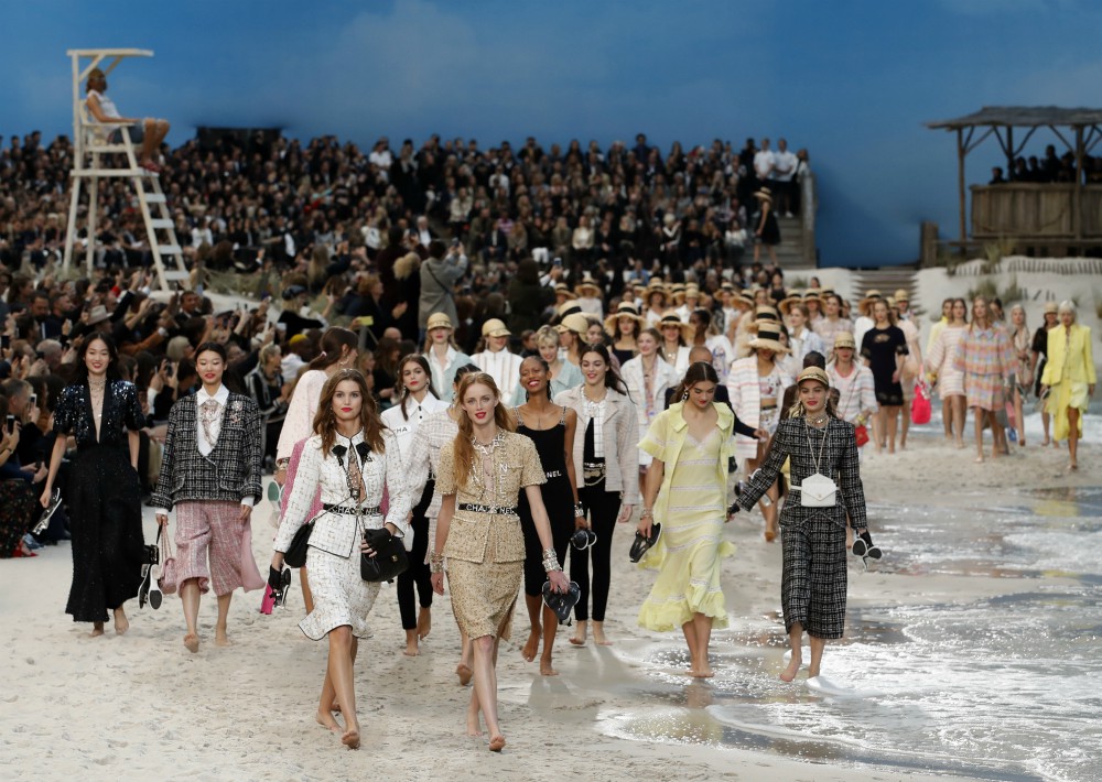 Tras un carrusel final con las modelos paseando de nuevo de la mano por la orilla. (Foto: AP)