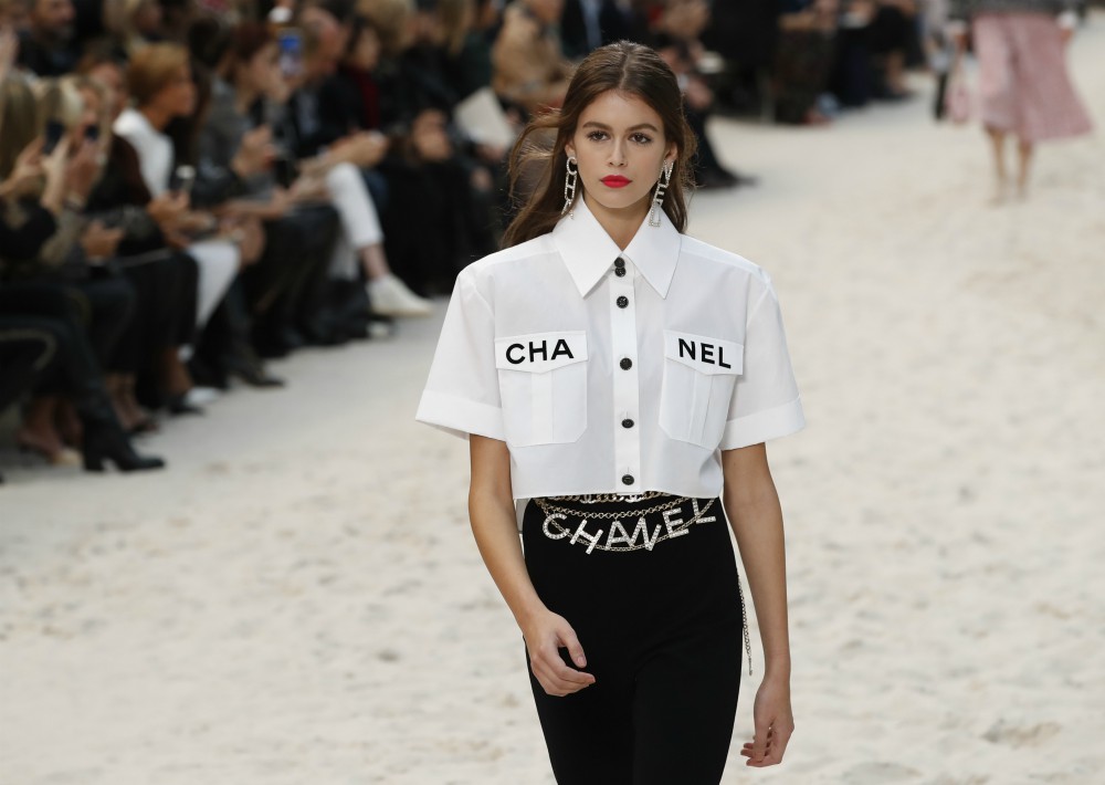 El mini acolchado de cuero también se llevó como riñonera en un estilismo bastante "vintage", con rebecas de punto cortas marcadas con el logo en el pecho y maxipendientes con letras en los que también podía leerse Chanel a base de cristales y pedrería. (Foto: AP)