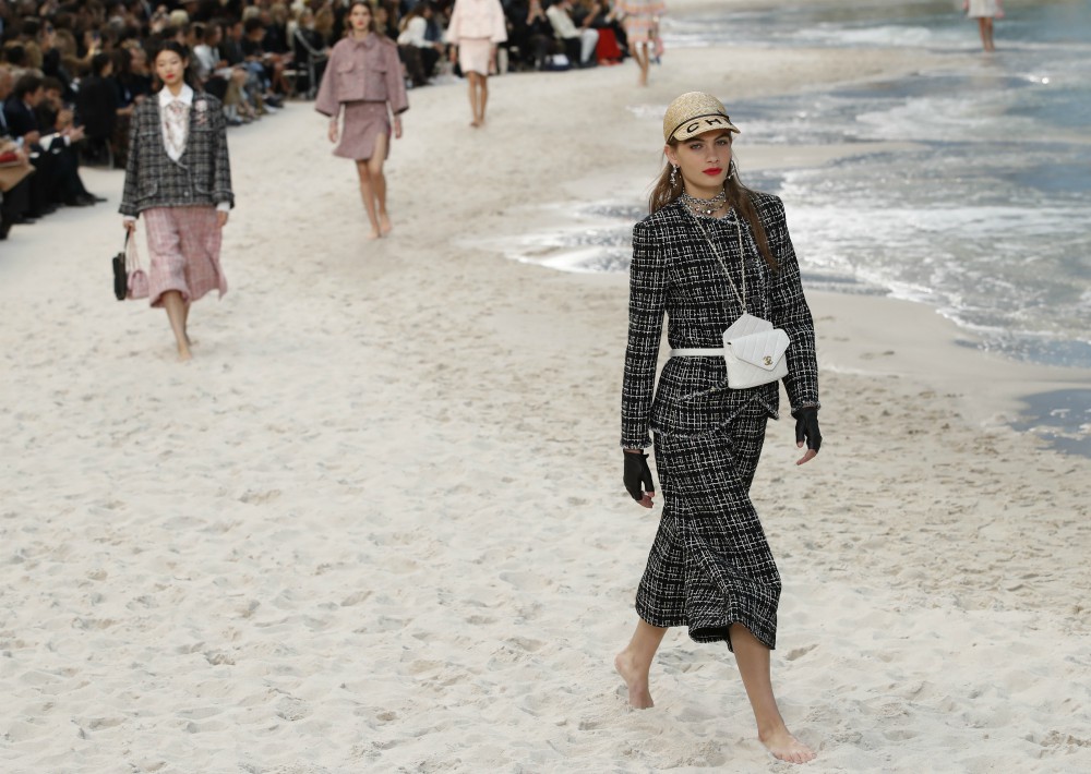En la paleta de colores dominaron el crudo y el negro, que impregnó los vestidos de noche a base de organza, seda y lentejuelas. (Foto: AP)