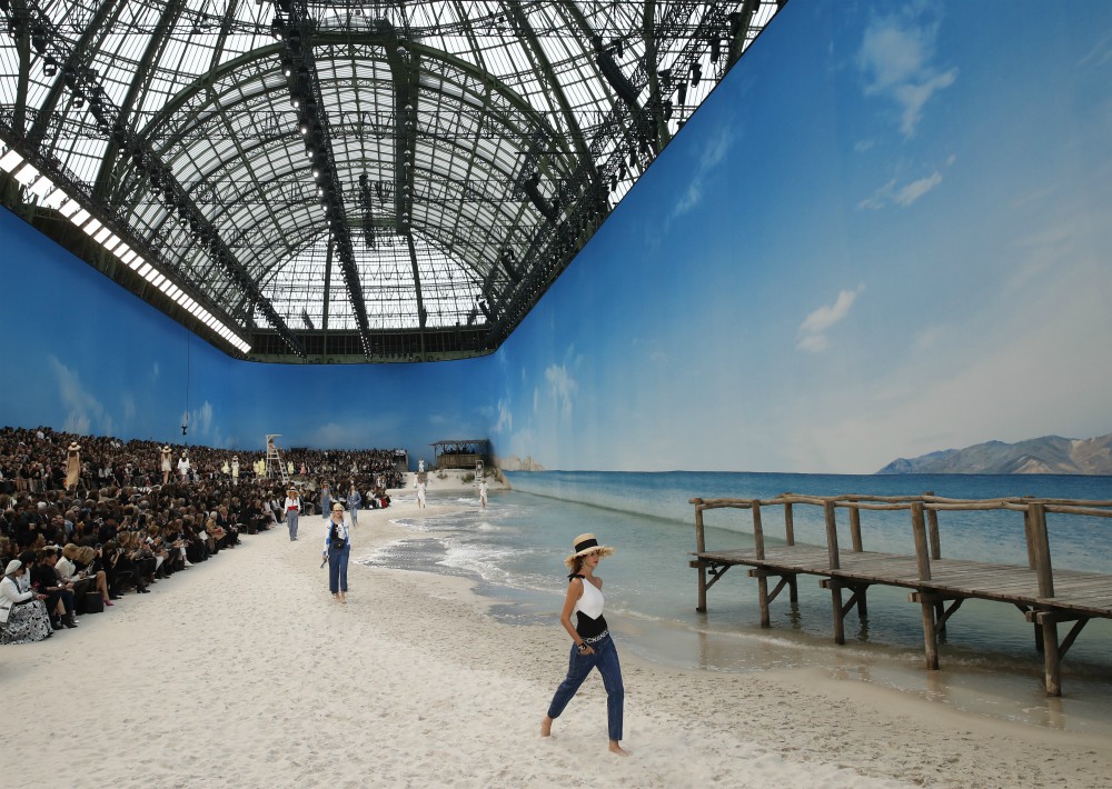 Las “tops” pudieron incluso caminar por la orilla de la playa que Chanel creó expresamente para la ocasión. (Foto: AP)