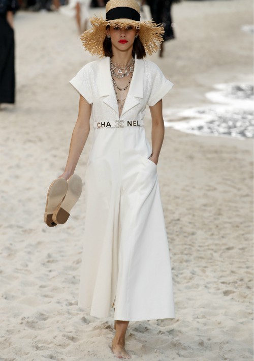 Un paseo por la playa, con los pies descalzos y el pelo suelto, fue la propuesta de Chanel para su colección primavera-verano 2019. (Foto: AP)