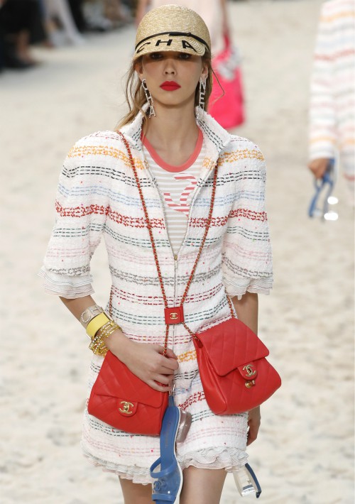 Como apuesta en accesorios de la temporada, dos versiones en mini del bolso acolchado 2.55 con cadena de perlas, que se llevaron cruzados. (Foto: AP)