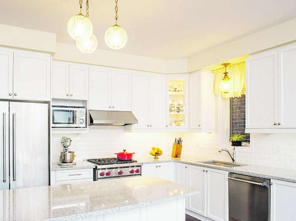Los tonos blanco, crema y gris tienen la ventaja de que se pueden incorporar en las diversas habitaciones del hogar tanto en muebles grandes como en acentos.