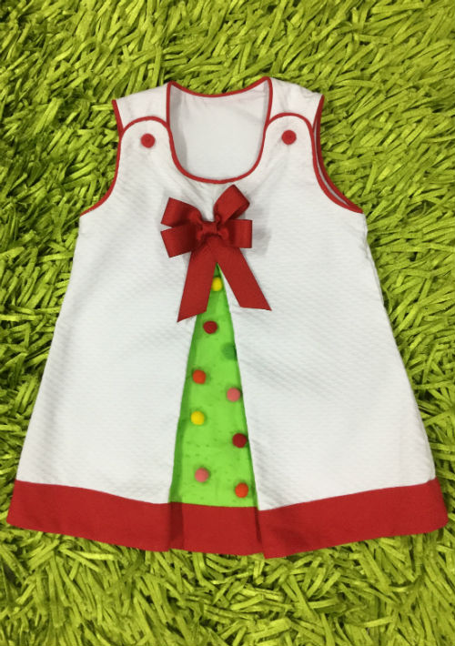 La diseñadora utiliza textiles como piqué, “eyelet” y estampados en algodón.