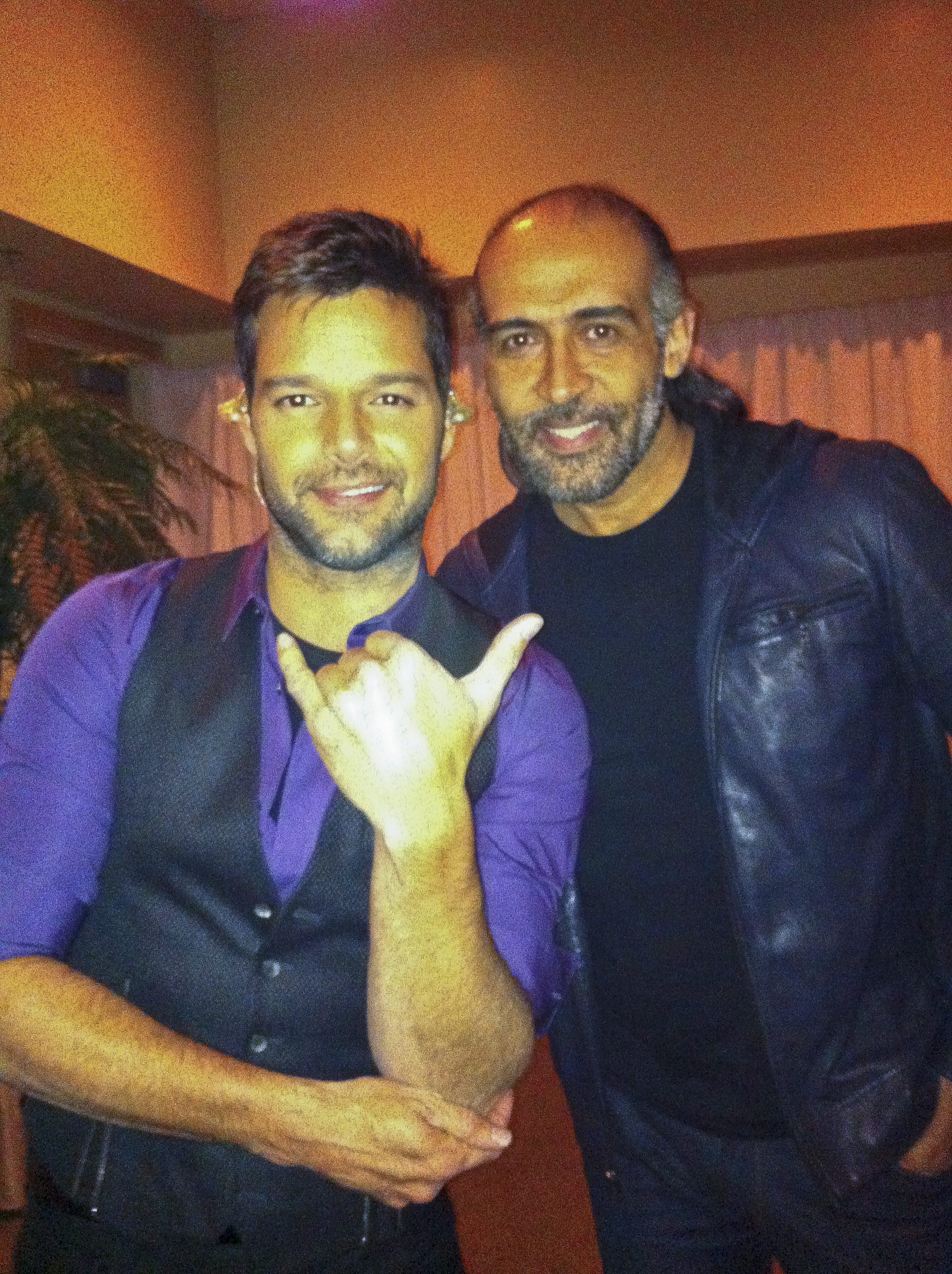 El cantante boricua junto al diseñador Ed Coriano, quien por años ha estado a cargo de la coordinación del vestuario de sus giras. (Suministrada)