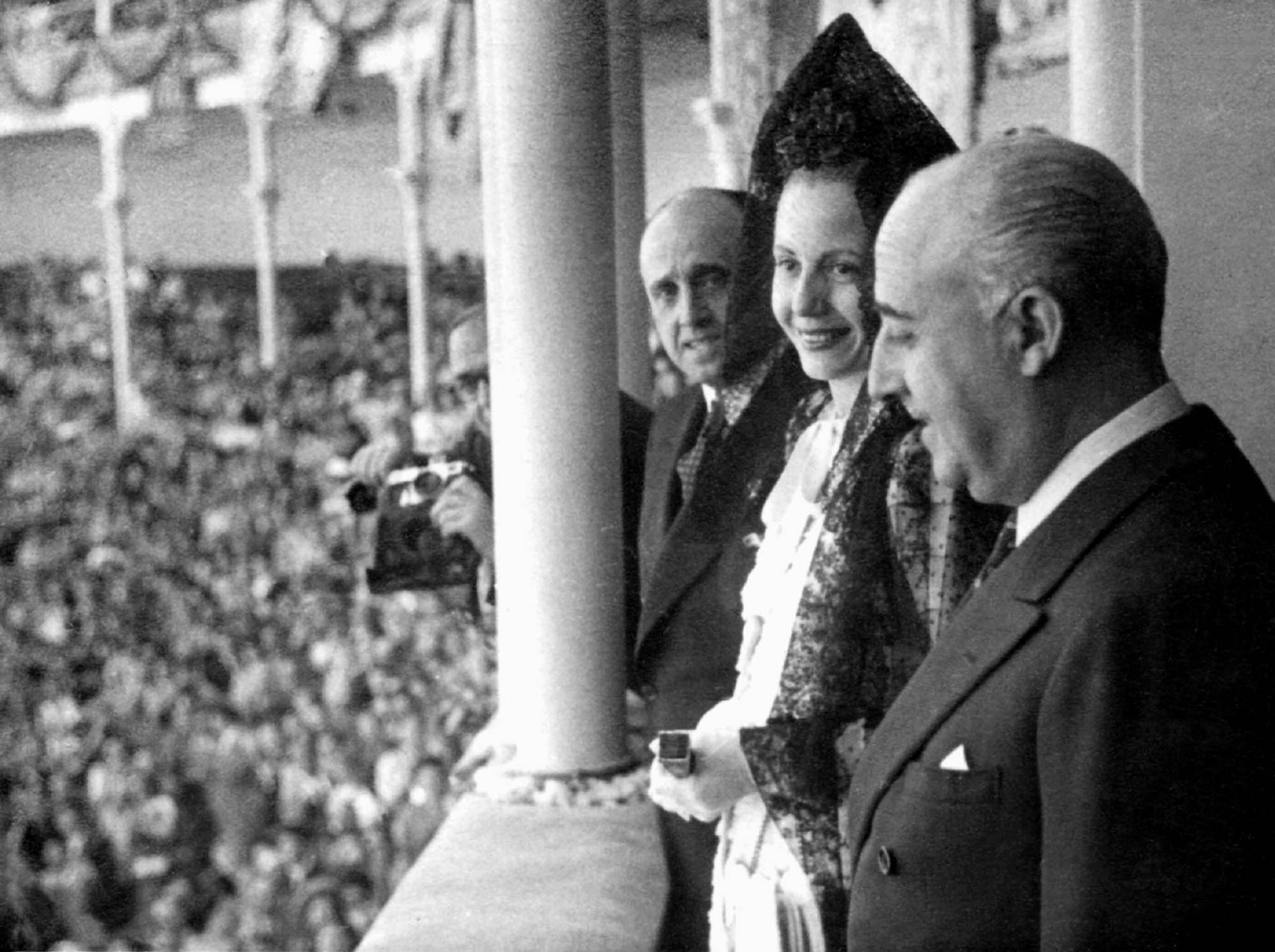 En 1947, junto al dictador español, Francisco Franco, y el marqués de Valdavia, Mariano Ossorio Arevalo. (Archivo)
