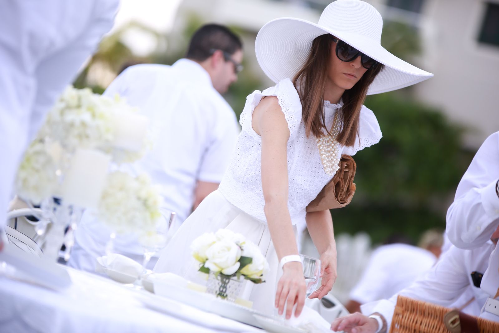 Yamilette Padilla prepara su mesa de picnic, en la primera edición de Dîner en Blanc San Juan.