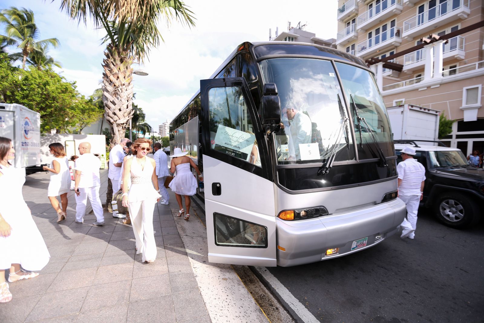 Los invitados llegaron en autobuses desde diferentes puntos de reunión para la celebración del primer Le Diner en Blanc San Juan, en 2016.
