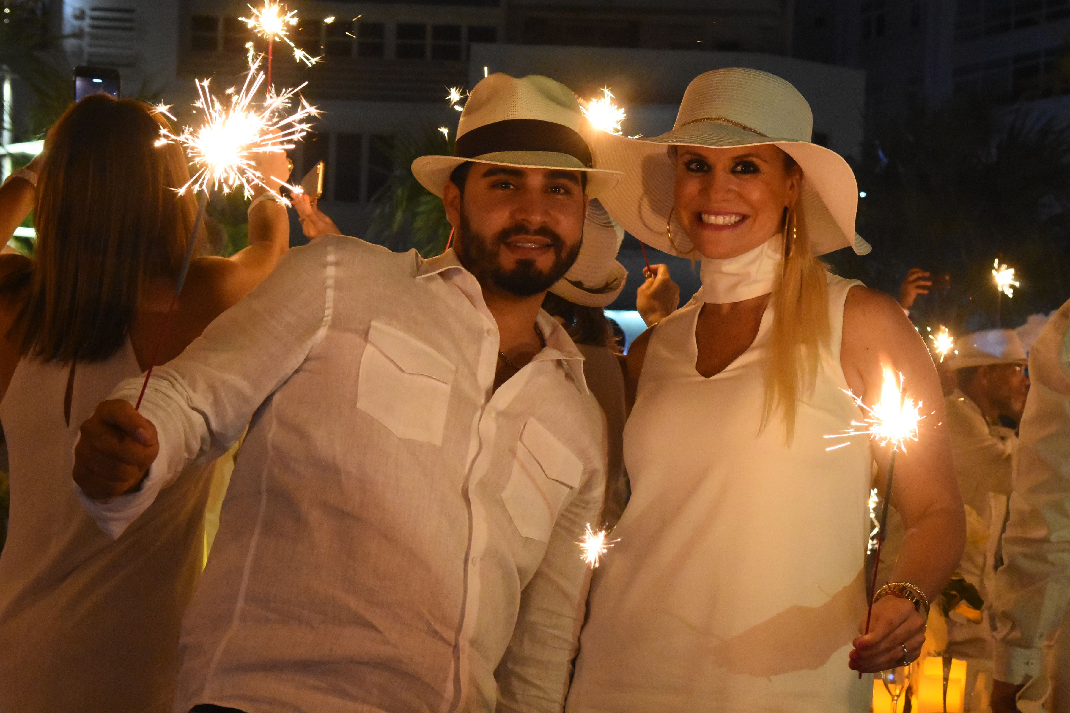 Los invitados lucieron sus galas de blanco, con un toque personal.
