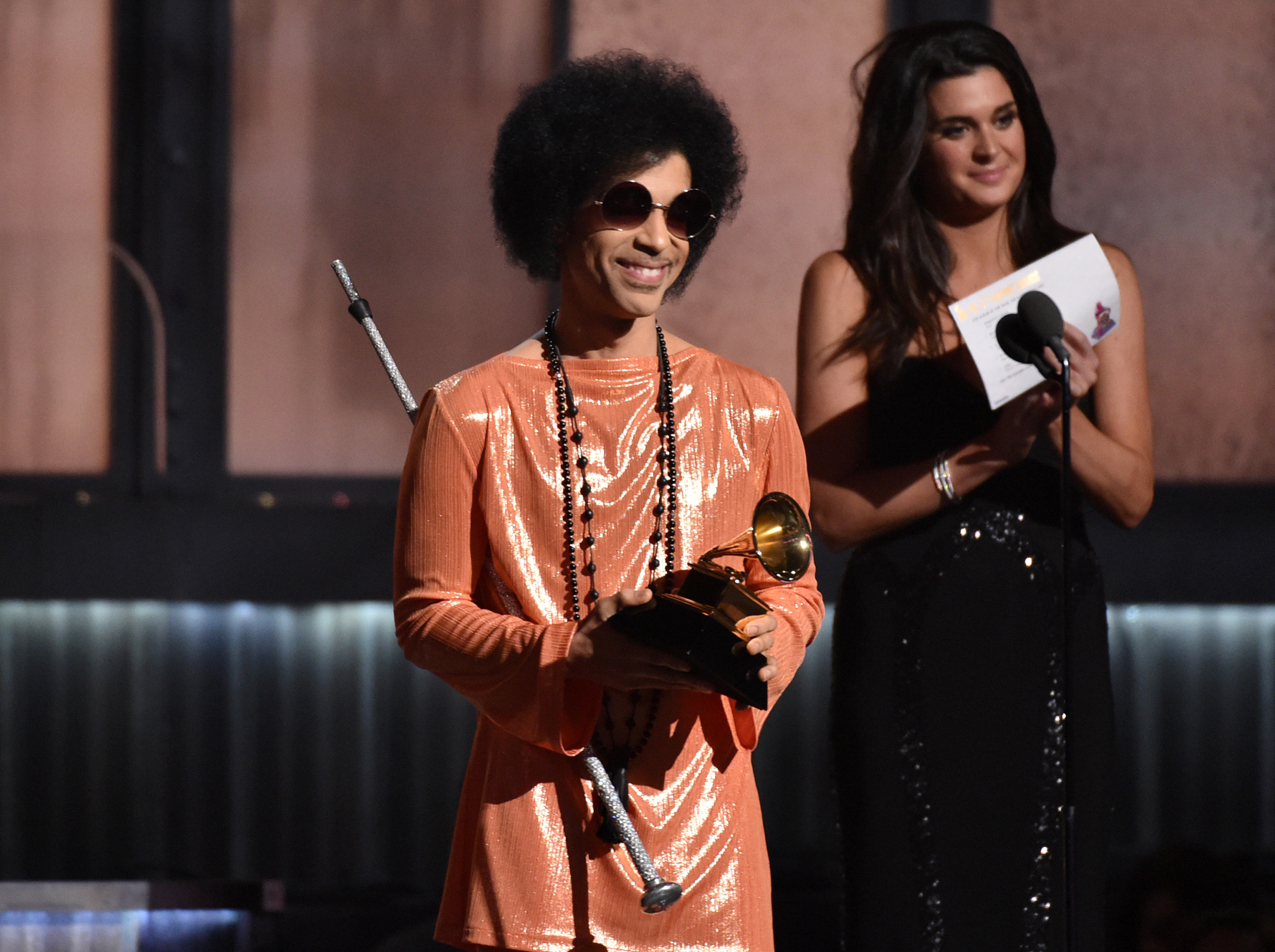 De naranja, así recibió un Grammy en la entrega número 57 de los galardones. Foto AP.