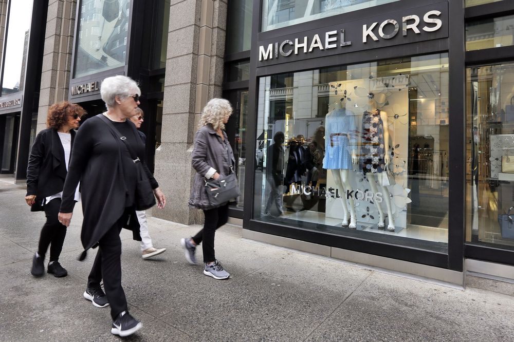 La casa Versace pasa a manos de el imperio de Michael Kors.