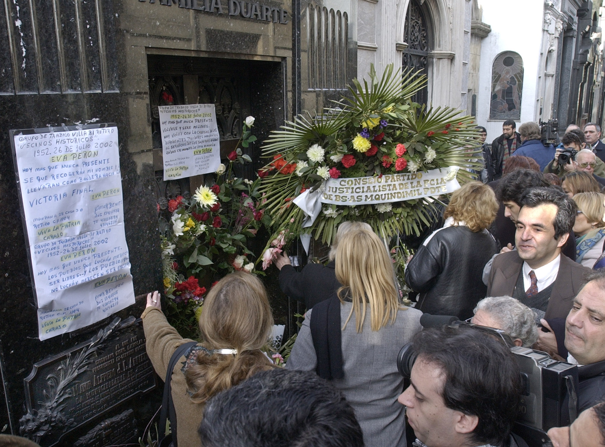 Miles de argentinos participaron de su funeral y sepelio. En la foto, la tumba de Eva Perón, en el cementerio Recoleta, en Buenos Aires. (Archivo)