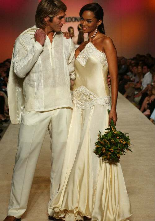 El diseñador también se destacó en la creación de vestidos de novia. En la foto, los modelos Raúl Papaleo y Carmen Rosa Dávila en un desfile celebrado en el 2003. (Archivo)