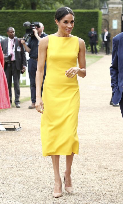 La duquesa de Sussex asistió a la recepción de la Commonwealth Youth Challenge en Londres con un traje sastre sin mangas y en un llamativo color amarillo banana, diseño del modisto estadounidense Brandon Maxwell. (AP)