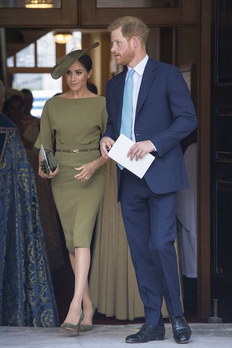 Al bautizo del príncipe Louis, Markle optó por un estilo monocromático en tono oliva con sombrero, vestido de manga tres cuartos Ralph Lauren y zapatos estilo ‘pump”. (AP)