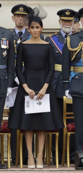 El martes volvió a presentarse en el balcón del palacio de Buckingham junto a la familia real, esta vez con un vestido negro con escote barco y falda ancha, diseño de la casa de moda Dior. (AP)