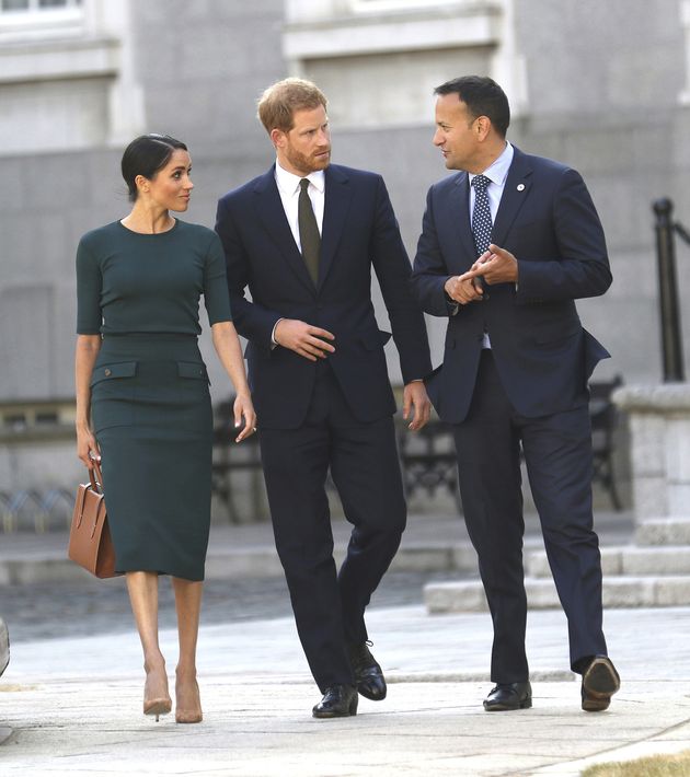 Para reunirse con el primer ministro de Irlanda, Leo Varadkar, Meghan llevó un vestido verde con cuello redondo y bolsillos grandes, de Givenchy, la misma casa de moda que diseñó su vestido de boda. (AP)