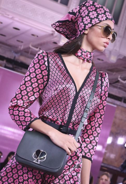 Recuerdan a Kate Spade - La marca Kate Spade celebró el primer desfile luego del suicidio de su fundadora el pasado mes de junio, lo que le impartió un grado de emotividad al evento. Cada asiento tenía una tarjeta en la que leía el mensaje “She left a little sparkle everywhere she went” (“Ella dejó un pequeño destello donde quiera que fue), una frase que Spade siempre relacionó con sus diseños. Sobre la pasarela se vieron estilos ultrafemeninos y coloridos, como los que llevaron a la diseñadora a ganar gran fama en la industria de la moda. (Foto: AP)
