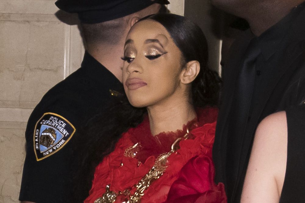 Para olvidar… El altercado entre Nicki Minaj y Cardi B fue uno de los momentos más comentados. Ambas tuvieron un acalorado encuentro durante la fiesta Icons que organizó la revista Harper’s Bazaar. En los videos captados por asistentes a la fiesta se ve a Cardi B sin zapatos gritando improperios a quien se dice que era Nicki Minaj. (Foto: AP)