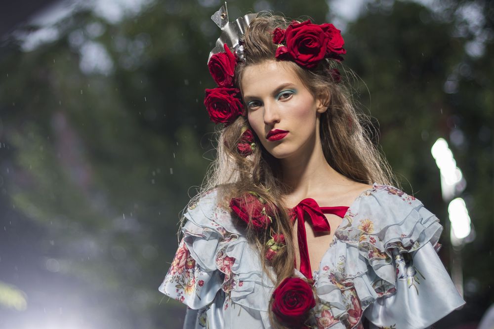 Rosas rojas - Aunque resulte predecible que para la primavera las pasarelas se llenen de estampados florales, hay que destacar la manera tan imponente en que la firma Rodarte llevó las flores naturales en tocados y accesorios. Cabe destacar que el estampado floral será uno de los favoritos para la próxima primavera. (Foto: AP)
