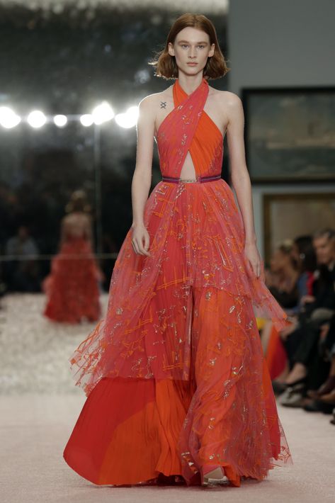 Carolina Herrera sigue apostando a la elegancia máxima - En su primer desfile como director creativo de la casa de moda Carolina Herrera, Wes Gordon demostró que está a la altura de esta firma que siempre se ha caracterizado por la elegancia y el glamour de sus diseños, no importa la temporada. (Foto: AP)