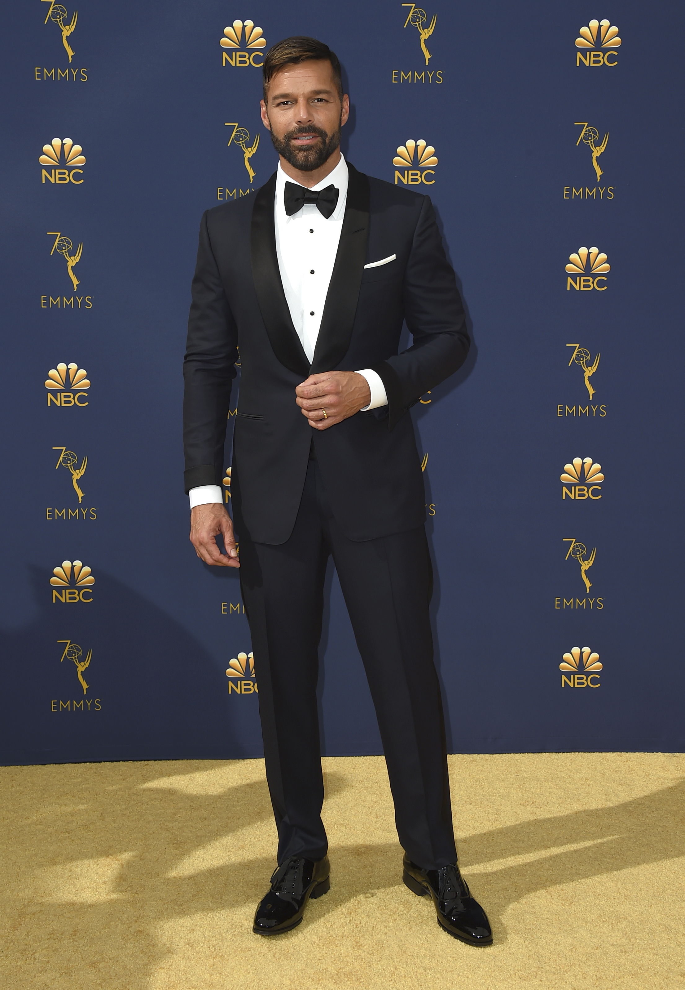 Arrancó suspiros cuando asistió a los premios Emmy de 2018 vistiendo una etiqueta azul marino con solapa negra, camisa blanca y corbata de lazo. (Archivo)