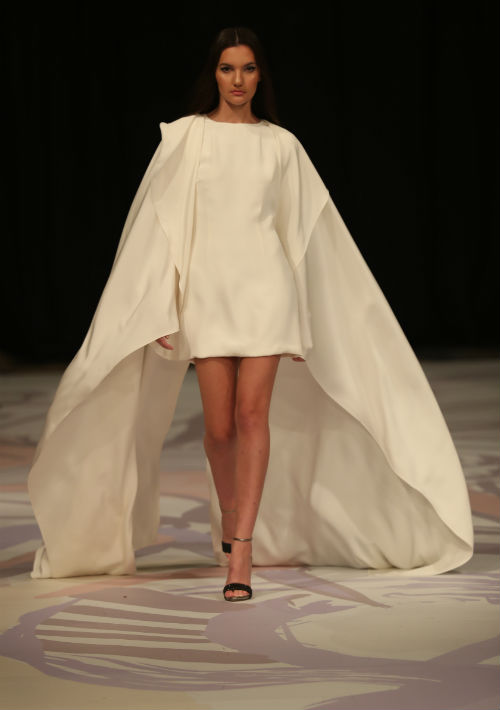 El diseñador llevó a la pasarela alternativas muy juveniles como los trajes bien cortos o de ruedo asimétrico. (David Villafañe)