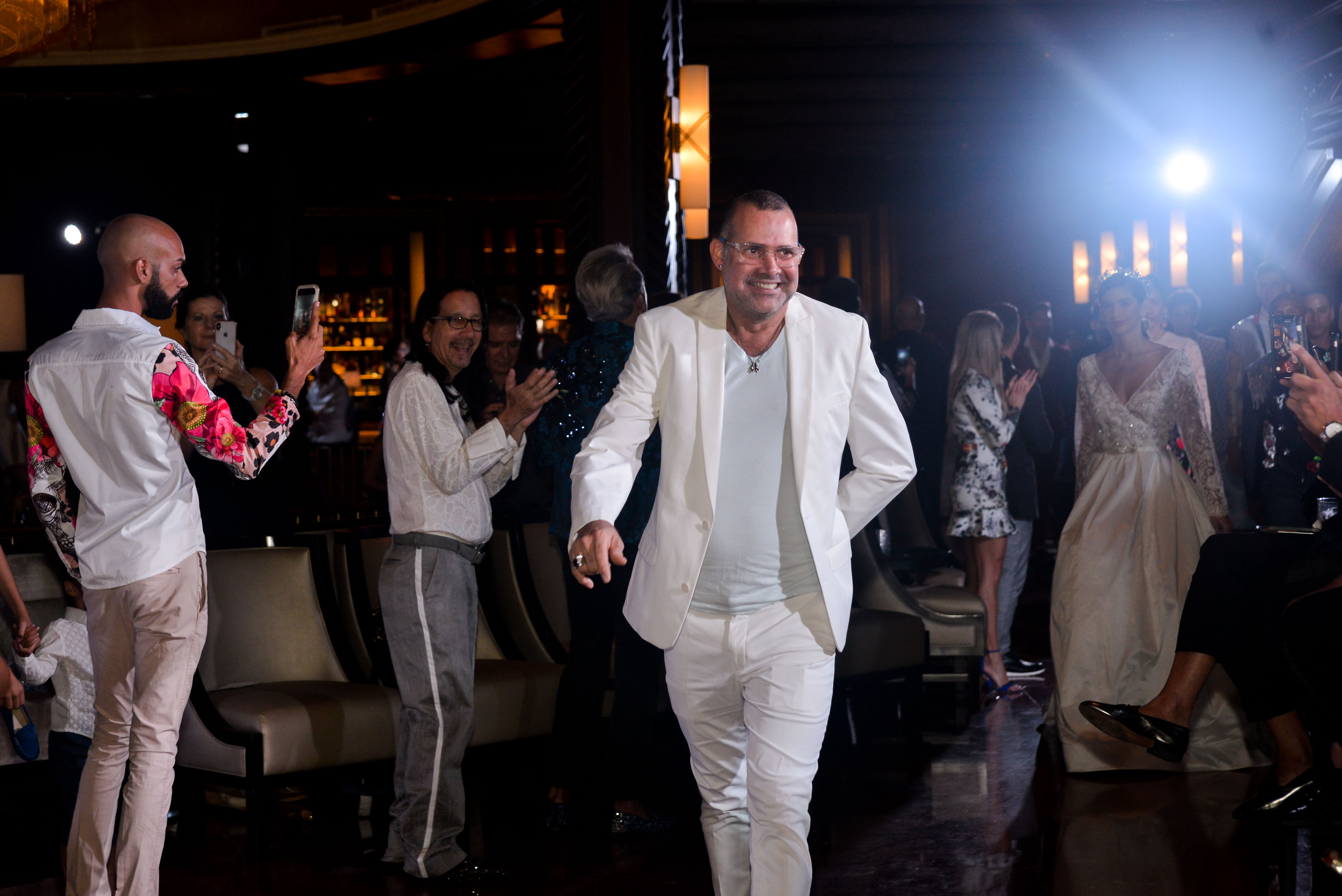 David Antonio saluda al público al final del desfile. (Foto: Enid Salgado)