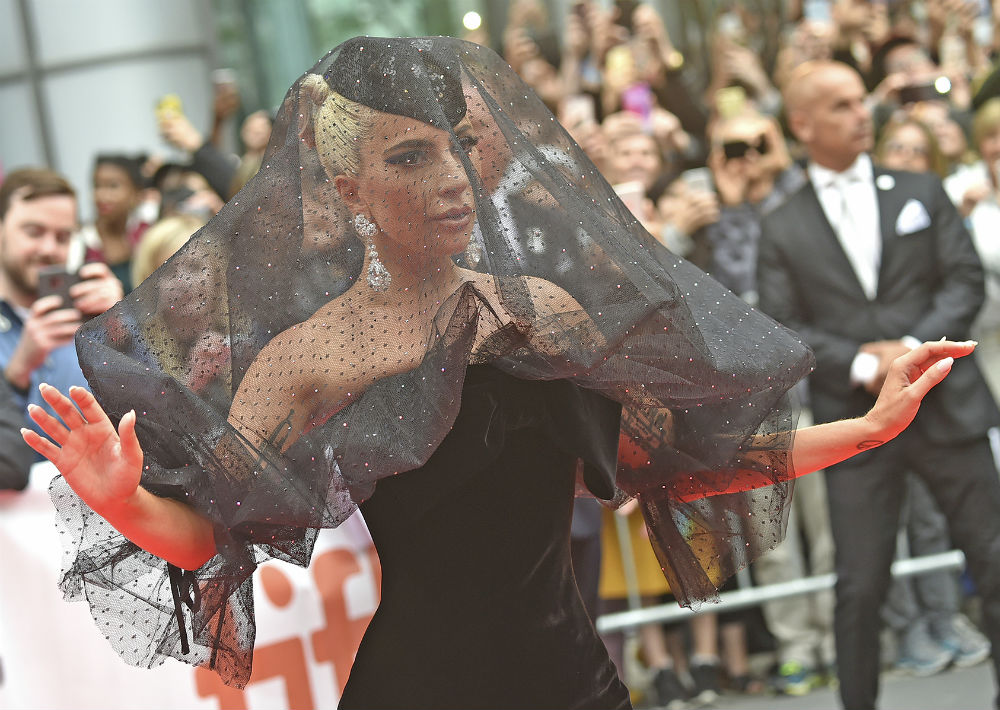 Diseñador de estrellas. La cantante y actriz Lady Gaga ha vestido del diseñador constantemente en la alfombra roja, tanto con diseños excéntricos como elegantes. Su clientela incluye además figuras como George Clooney, Cate Blanchett, Anne Hathaway, Celine Dion y Pink. (AP)