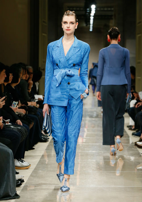 El diseñador revolucionó la moda cuando vistió a la mujer con una chaqueta de corte masculino. Ahora, cuatro décadas después de que empezara, su universo creativo sigue vigente. Arriba, una de sus propuestas para el verano 2020. (WGSN)