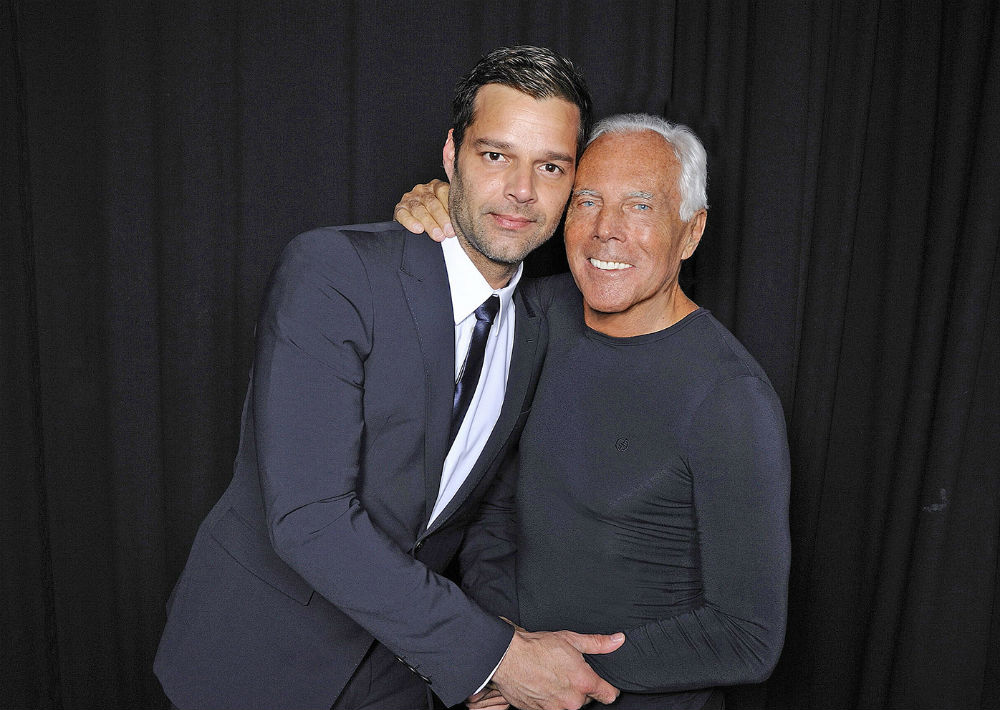 El cantante puertorriqueño Ricky Martin lució un vestuario exclusivo creado por Georgio Armani en su gira mundial “Música+Alma+Sexo” en el 2011. Bajo la firma Emporio Armani, también vistió a los miembros de su banda, los bailarines y el coro. A ambos los une amistad de más de una década. (Archivo)