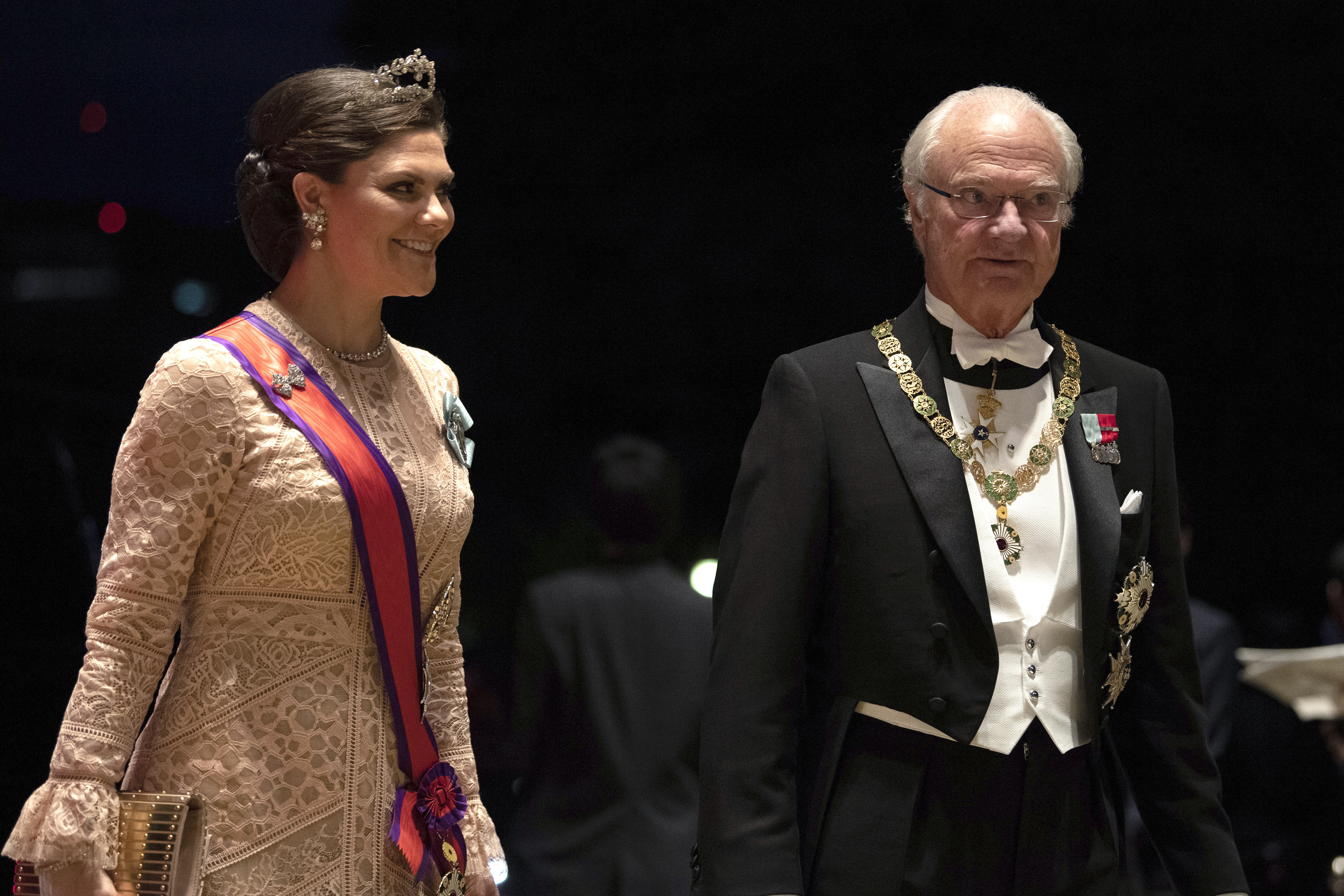 La princesa Victoria de Suecia junto a su padre, el rey Carl XVI Gustaf. (AP)