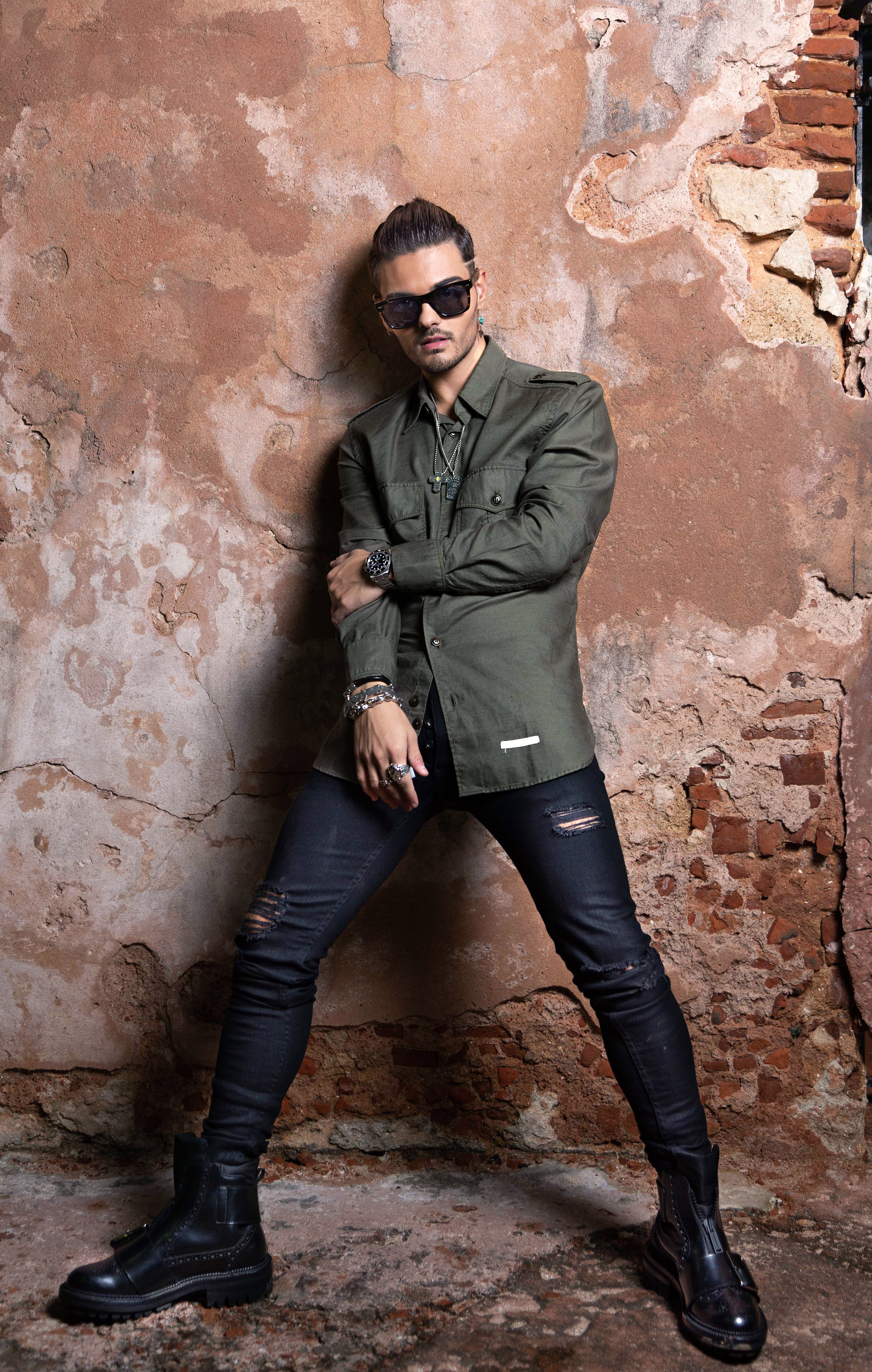 Camisa verde militar, de Euromoda; mahón negro Rag & Bone; botas DSquare2; y accesorios King Baby, Konstantinos & Stephen Webster, de Kiyume.