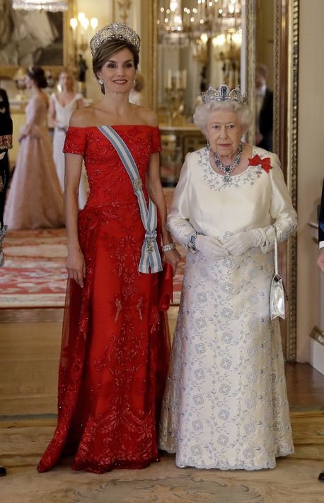 Doña Letizia fue elogiada por los medios británicos por el vestido rojo que lució en la Cena de Estado en el Palacio Buckingham. (Prensa Asociada)