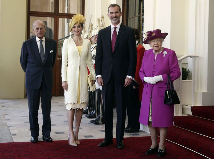 Para su primer acto en su visita de Estado, Letizia lució una pieza en color amarillo limón del diseñador Felipe Varela y unos tacos color nude. (Prensa Asociada)
