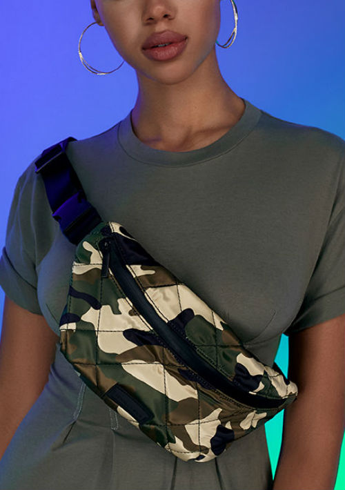 4. “Fanny pack” – Su mayor beneficio es que deja tus manos libres y las posibilidades de extraviar tus pertenencias disminuyen grandemente. Lo ideal es que selecciones un tamaño mediano para que puedas llevar lo que necesitas para el día y la noche. Cartera estilo “fanny pack” de la marca Kendall & Kylie. (Foto: WGSN)