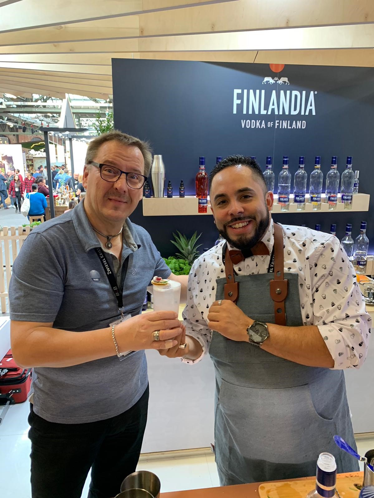 Markku Raittinen, Master Taster de vodka Finlandia escucha la descripción del cóctel, que contiene vodka Finlandia, sirope de romero, jugo de limón y Peyshaud’s bitters, o amargos aromáticos florales.