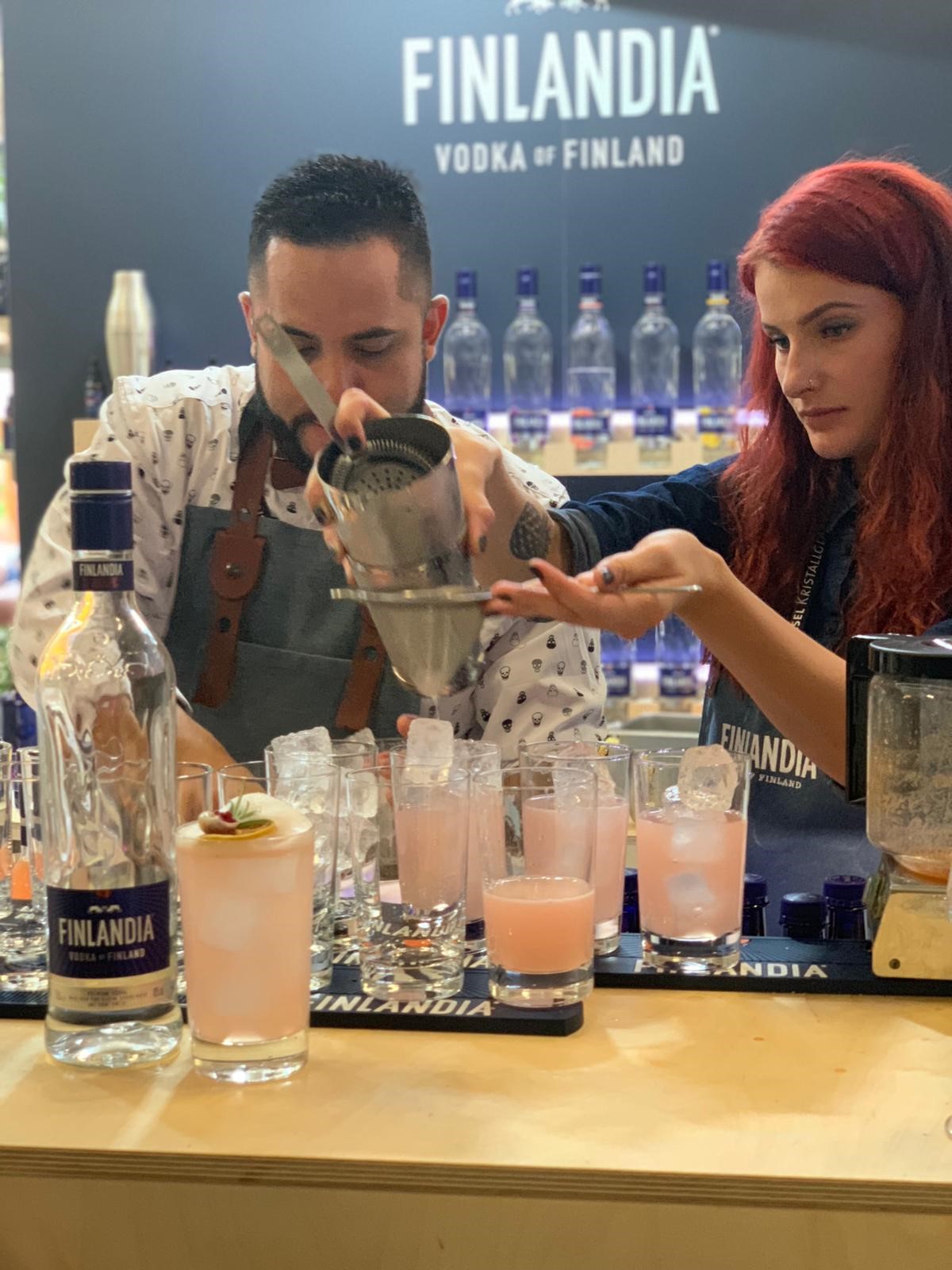 La elaboración de su cóctel “Between the Waves”, incluyó preparar una espuma de tarragón con rosas, sal de ceñido y bitters de lavanda.